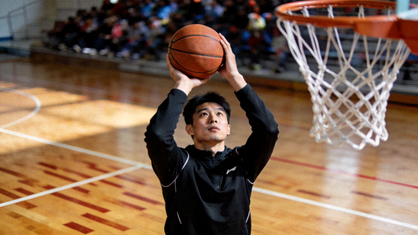 篮球运动员训练投篮技术动作照片